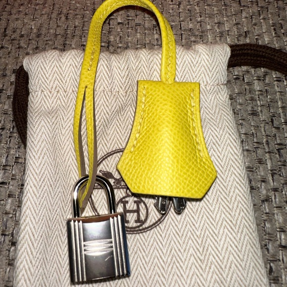 HERMÈS Lime PHW KELLY 25 Epsom Sellier , stamp U -2022  w/ Receipt - Picture 4 of 16